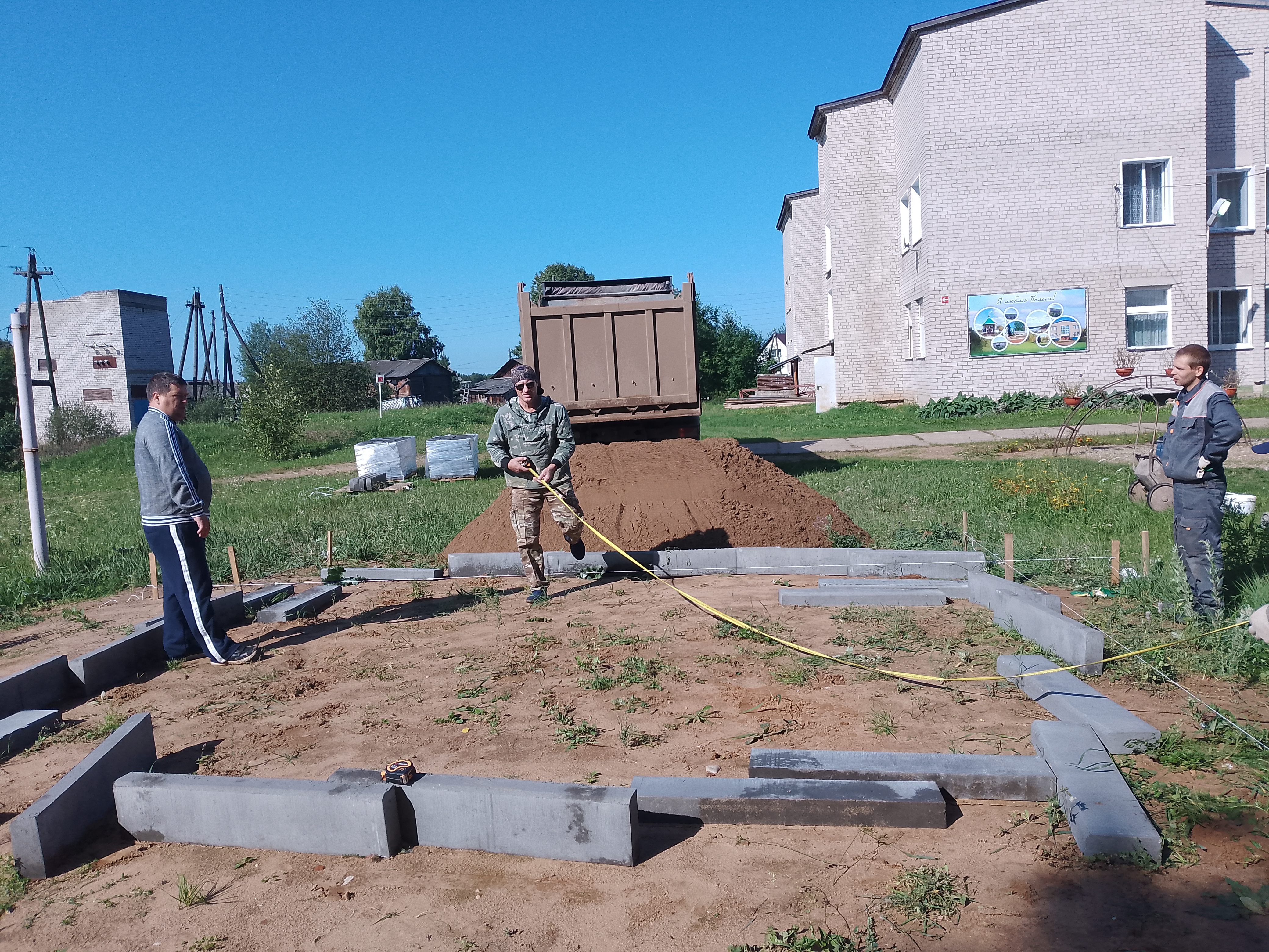 В с. Полом началась реализация инициативного проекта &quot;Благоустройство территории у Дома Культуры&quot;.